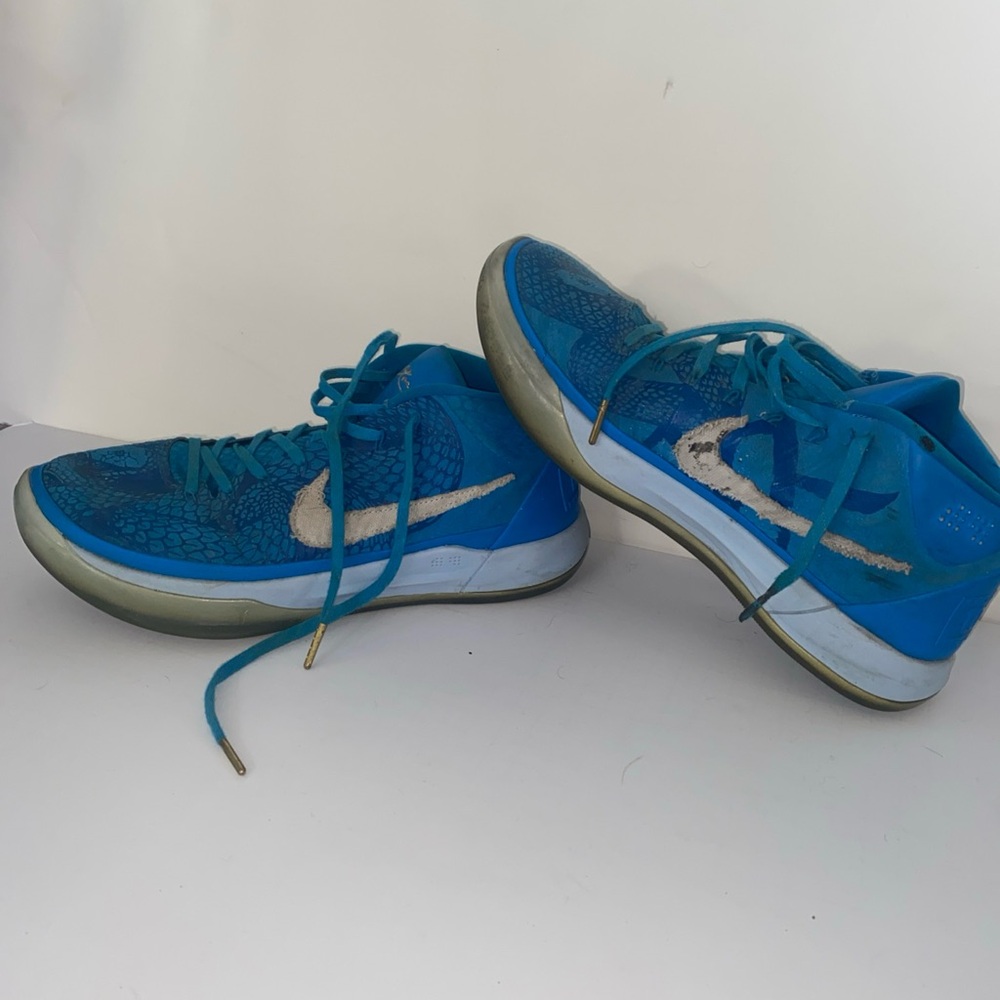 Size 10 Men’s Kobe Bryant Sneakers Blue AQ2721-900